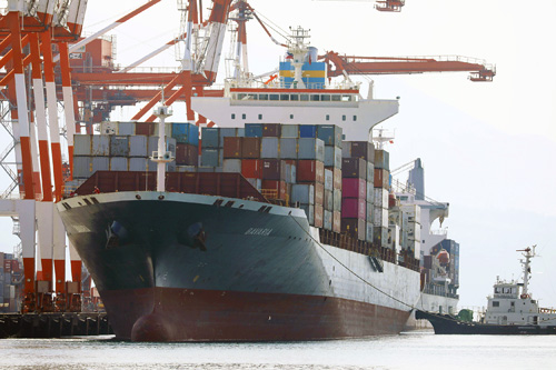 フィリピンに送られた廃棄物を回収するため30日、スービックに到着したカナダの貨物船(EPA=時事)