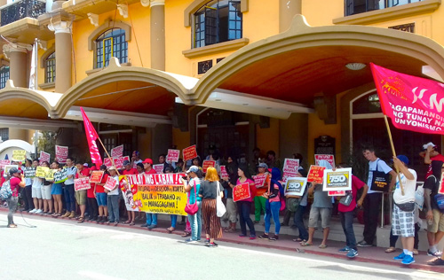 労働雇用省前で職場復帰などを求めて抗議するスミフル・フィリピンのバナナ農園の組合労働者ら=27日午前10時半ごろ、首都圏マニラ市で岡田薫撮影