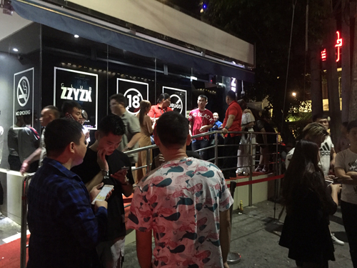 中国人や韓国人客で連日にぎわう首都圏マニラ市マラテ地区のクラブ=2月、石山永一郎撮影