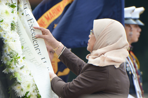 9日、マニラ市でホセ・リサール像に花輪を捧げるシンガポールのハリマ・ヤコブ大統領(AFP時事)