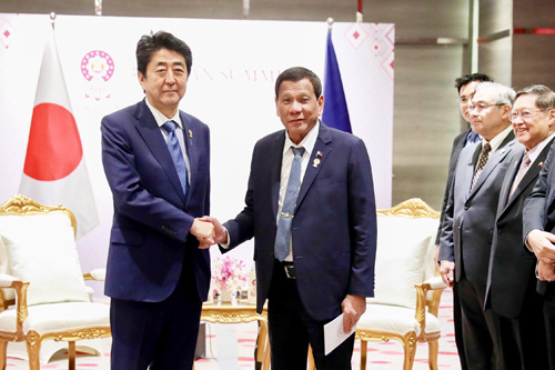 首脳会談に臨むドゥテルテ大統領と安倍晋三首相=タイ・ノンタブリーで4日撮影(大統領府提供)