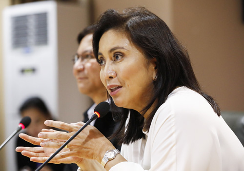 PDEAのアキノ局長らICADメンバーとの初会合のあと、記者の質問に答えるロブレド副大統領=8日首都圏ケソン市(EPA=時事)