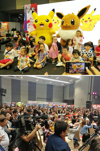 (上)子どもたちに大人気のピカチュウと踊った後、みんなで写真撮影。(下)サラ・ヘロニモさんの歌を聴く聴衆=9日午後3時半ごろ、毛利三千代撮影