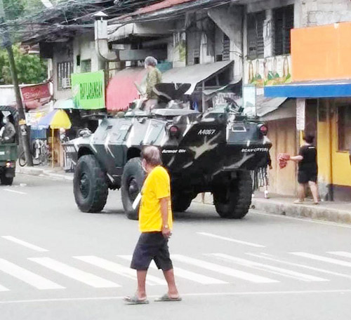 再び防疫強化地域(ECQ)に戻ったビサヤ地方セブ市のバランガイ(最小行政区)ラバゴンでは、国軍車両が動員され外出規制を実施した=16日、セブ日本人会の櫻井絹恵氏提供