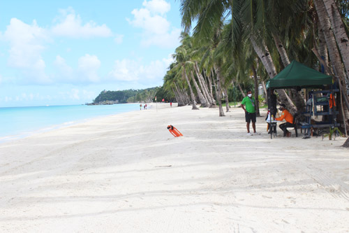 航空便の再開遅れなどで閑散としたボラカイ島の砂浜(EPA=時事)