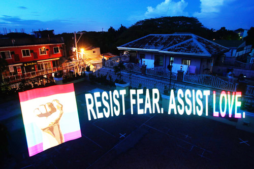 LGBTの「プライド月間」でビル屋上に登場した「ライトペインティング」(AFP=時事)