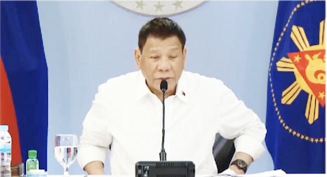 27日、オンライン首脳会談をするドゥテルテ大統領と習近平・中国国家主席(比国営テレビRTVの画面から)