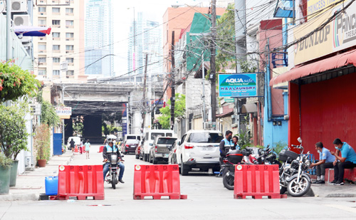 首都圏マカティ市ピオデルピラールの一部で実施された局所封鎖=2021年3月、岡田薫撮影
