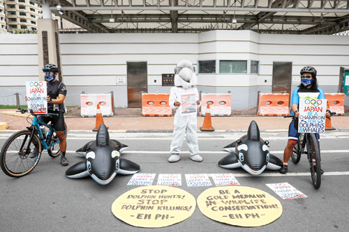 日本大使館前でイルカ漁に抗議する環境保護団体メンバーら=1日、首都圏パサイ市(EPA=時事)