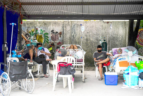 「屋外入院」する新型コロナ疑いの患者(AFP=時事)