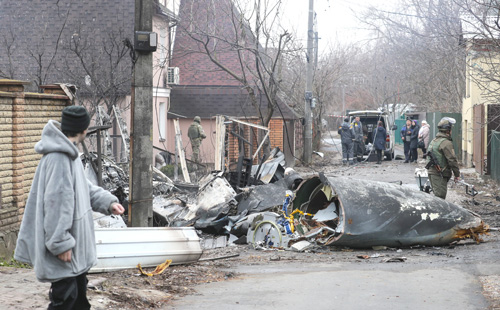 ウクライナの首都キエフの住宅に墜落した航空機の残骸=25日(AFP=時事)
