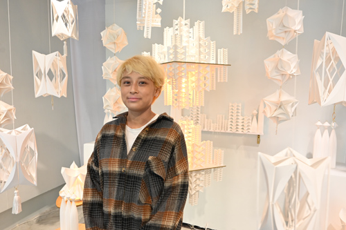 紙の立体作品の個展「CITY」開催中の落合亜希レオノールさん。中央の作品が「シティスケープ」=8日、BGCアート・ベリテ・ギャラリーで深田莉映撮影