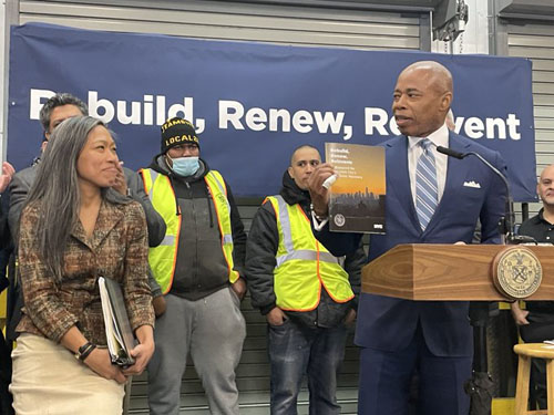 復興のためにニューヨーカー1人ひとりがドラムメジャー(旗振り役)になることを呼びかけるマリア・スプリンガーNY市副市長(左)とエリック・アダムスNY市長=スプリンガーNY市副市長のツイッターより