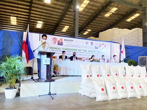 引き渡し式典でスピーチをする越川大使=17日、在フィリピン日本国大使館提供