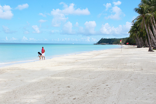 国内有数の白砂ビーチで有名なボラカイ島=2020年6月アクラン州で(EPA=時事)