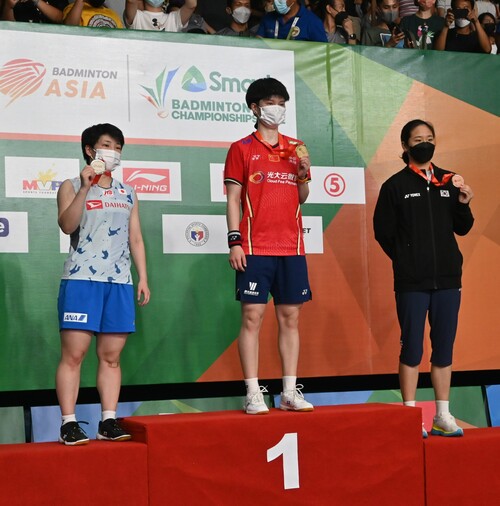 バトミントンのアジア選手権準優勝の山口茜(左)=モンテンルパ・スポーツコンプレックスで1日、深田莉映撮影