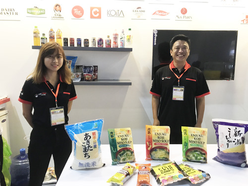 首都圏パサイ市のSMXで開催された世界食品エキスポ(WOFEX)で日本食の展示・販売するJフーズのアリサさん(左)と高井さん=4日、沼田康平撮影