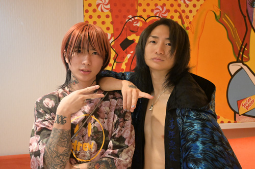 レぺゼンフォックスのDJ社長さん(右)、DJまるさん=首都圏パラニャーケ市のオカダマニラで9日、深田莉映撮影