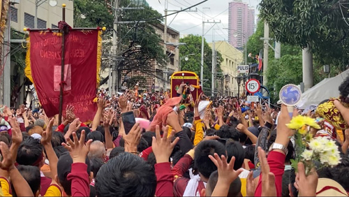 巡行の先頭で信者らが台車に乗せて引くブラックナザレ像=9日、首都圏マニラ市で沼田康平撮影