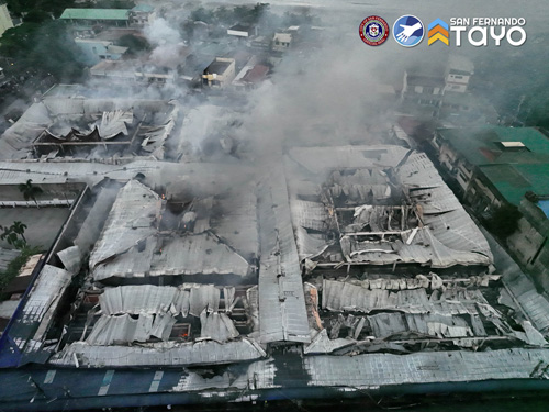 全焼した公設市場=サンフェルナンド市フェイスブックページより