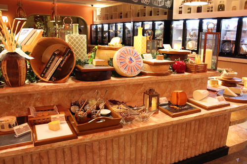 新設されたチーズ・ルーム。本場イタリアなどのチーズが楽しめる=23年12月、首都圏パラニャーケ市で沼田康平撮影