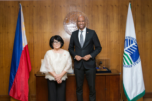 カナダのフセン国際開発相(右)と会談したロイザガ環境天然資源相(左)=環境天然資源省フェイスブックより