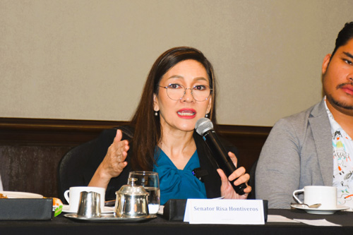 記者の質問に答えるリサ・ホンティベロス上院議員=20日、首都圏マニラ市ダイアモンドホテルで竹下友章撮影