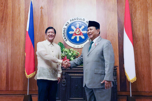 プラボウォ次期インドネシア大統領(右)を迎えるマルコス大統領=マルコス大統領フェイスブックより