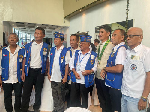 第二次世界大戦退役軍人協会記念式典に主賓として出席した遠藤大使と協会関係者ら=在比日本大使館提供写真