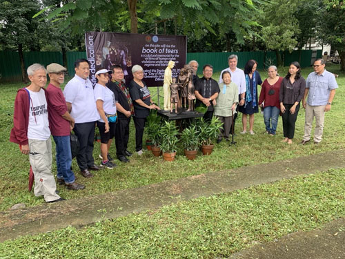 UPディリマン校内で戒厳令犠牲者を追悼する自由記念博物館の着工決定を祝う関係者ら=市民団体CARMMA提供