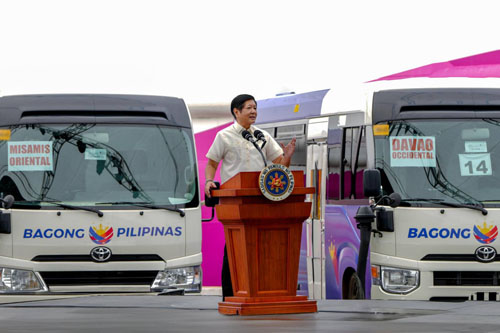 ミンダナオに送られる移動診療車の前でスピーチするマルコス大統領=大統領府報道班提供