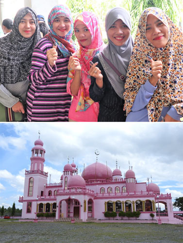 (上)バンサモロ基本法に基づく住民投票を終えた有権者たち。指には投票済であることを示すインクの印が=2019年1月床呂撮影。(下)ミンダナオの通称「ピンクモスク」=マギンダナオにて2018年床呂撮影