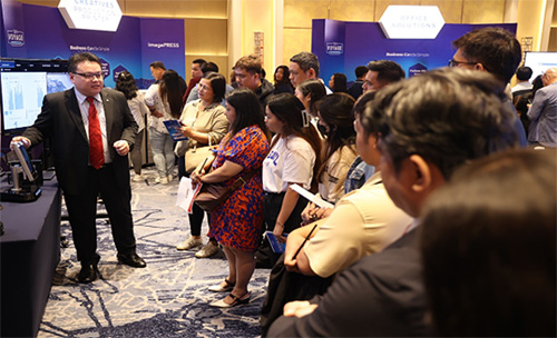 発表会で、キヤノンの担当者による顔認証システムなどの説明=18日