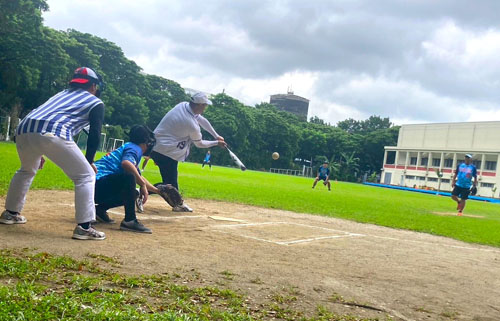 りま組Eとルーキーズの試合=29日、首都圏タギッグ市で沼田康平撮影