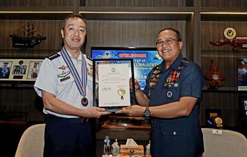 空軍司令官のパレノ中将から航空自衛隊の内倉幕僚長に名誉金翼章が授与された=29日、首都圏パサイ市にあるビリヤモール空軍基地でロビーナ・アシド撮影