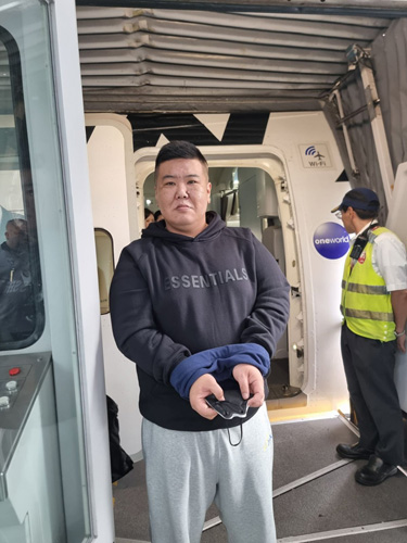 送還便に乗る直前の佐々木洋平容疑者=9日朝、マニラ国際空港(入管提供)