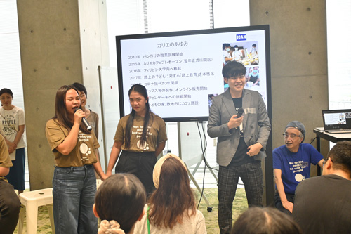 昨年10月に来日し名古屋市で日本の若者や支援者らと交流する元路上生活者の青年グループ「カリエ」のメンバーとアイキャンの福田浩之事務局長(写真奧右から2人目)=アイキャン提供写真