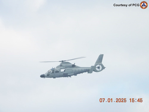 サンバレス州沖に出現した中国海軍ヘリ=7日(PCGが公開)