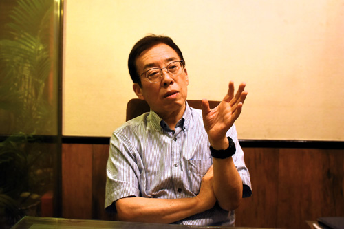 インタビューに応じる柴田直治氏=首都圏マカティ市で竹下友章撮影