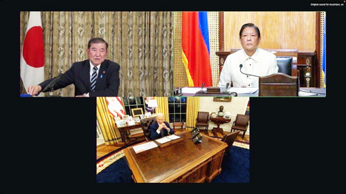 ビデオ電話で会談する比日米首脳=3日(大統領府公開)