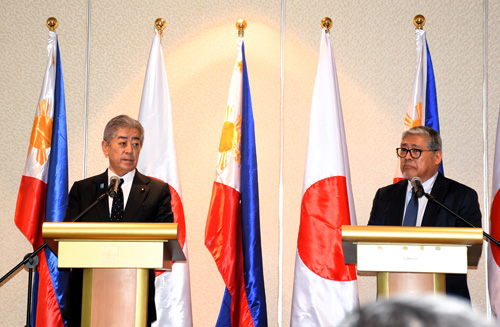外相会談後に会見を開いたマナロ外相(右)と岩屋外相(左)=15日午後1時過ぎ、首都圏タギッグ市シャングリラホテルで竹下友章撮影