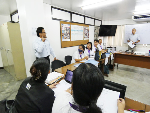 候補生を激励する国際交流基金マニラ日本文化センターの鈴木勉所長=15日、首都圏マニラ市の財団法人日本語センターで萩原裕之撮影