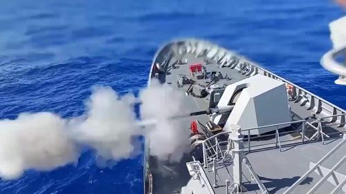 主砲から実弾を発射する比海軍艦=17日、南シナ海(比海軍提供)