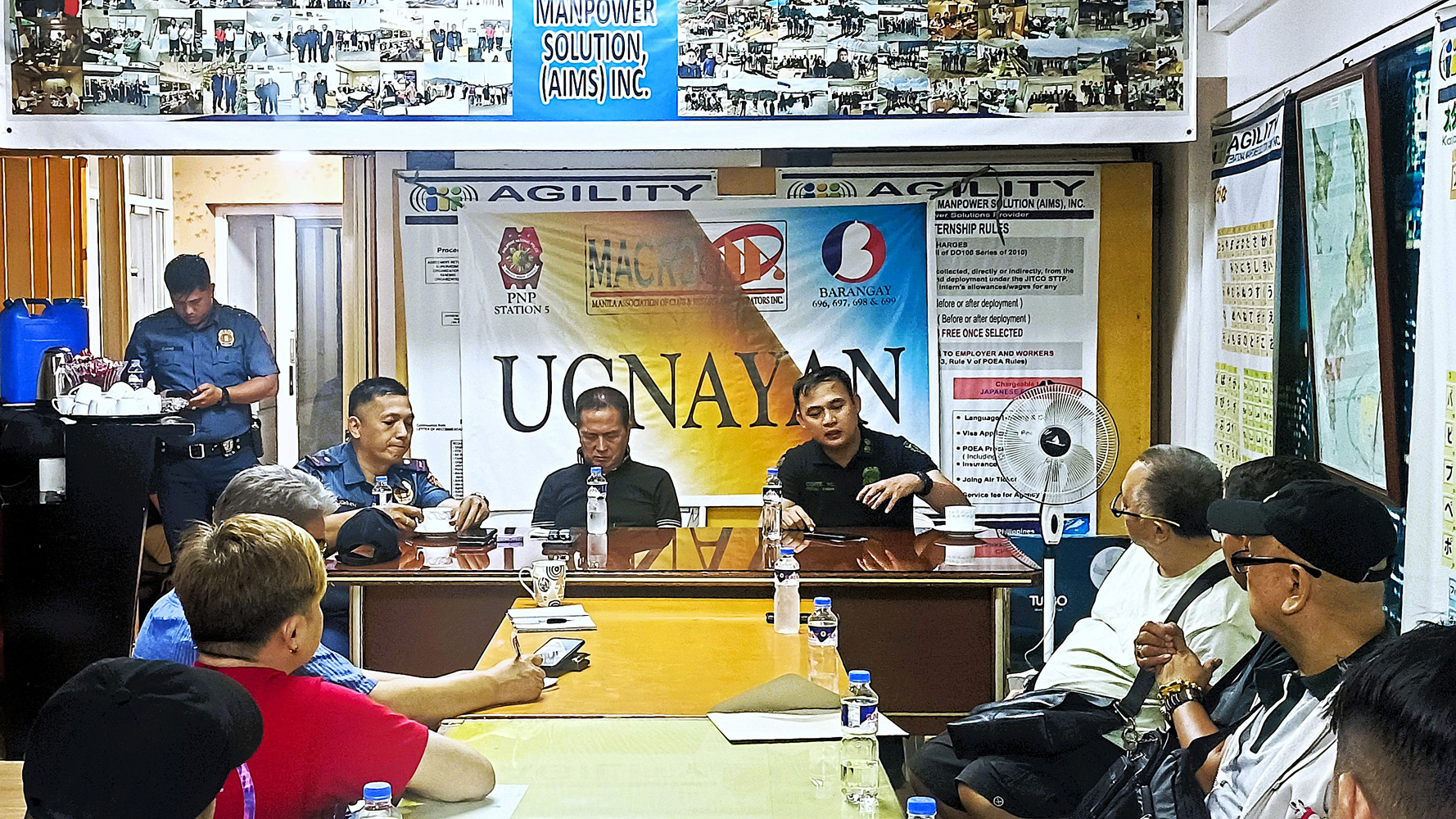 国家警察マニラ市本部第5分署、マラテ地区飲食店同業者協会マクロ、バランガイ代表の会合。正面右からコルテス分署長、MACROのランゴメス会長、レメディオス派出所のフガン所長=24日夜7時頃、首都圏マニラ市マラテ地区で竹下友章撮影