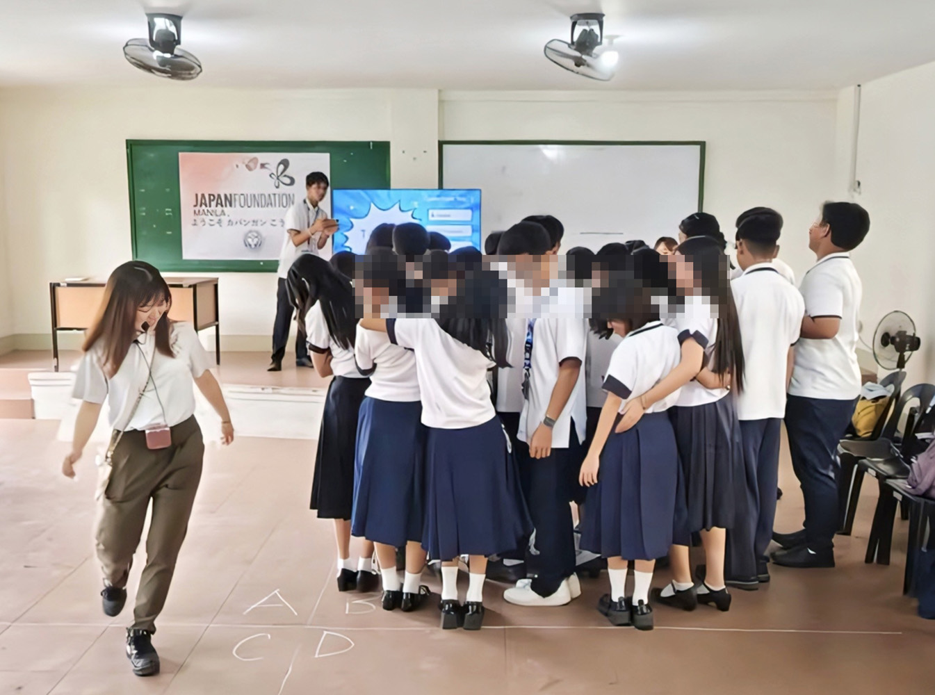 カバガン高校で日本語の授業に加わる日本語パートナーズの岡本英里さん(左端)=23日、アルバイ州レガスピ市で岡田薫撮影