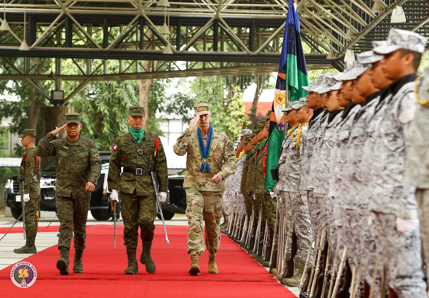 比国軍兵士に敬礼する国軍のブラウナー参謀総長(左)と米インド太平洋軍のシュナイダー空軍司令官(左から2人目)=28日、国軍本部(比国軍提供)