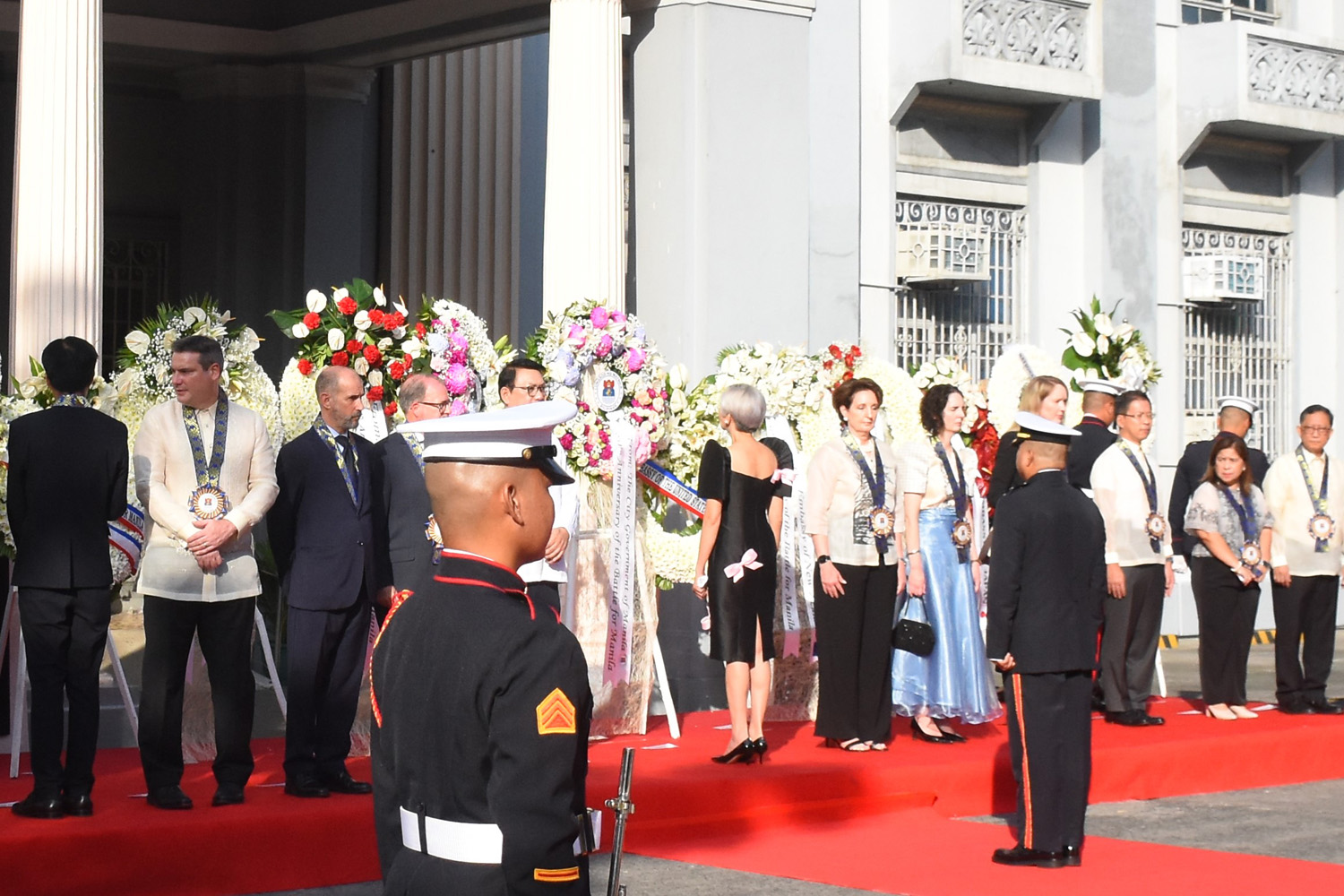 各国大使らに続き献花するラクナ市長=3日、首都圏マニラ市アダムソン大で竹下友章撮影