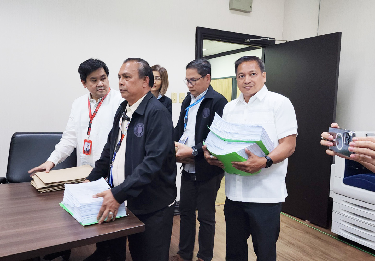 下院からの弾劾訴状を受け取る上院職員=5日午後(上院提供)