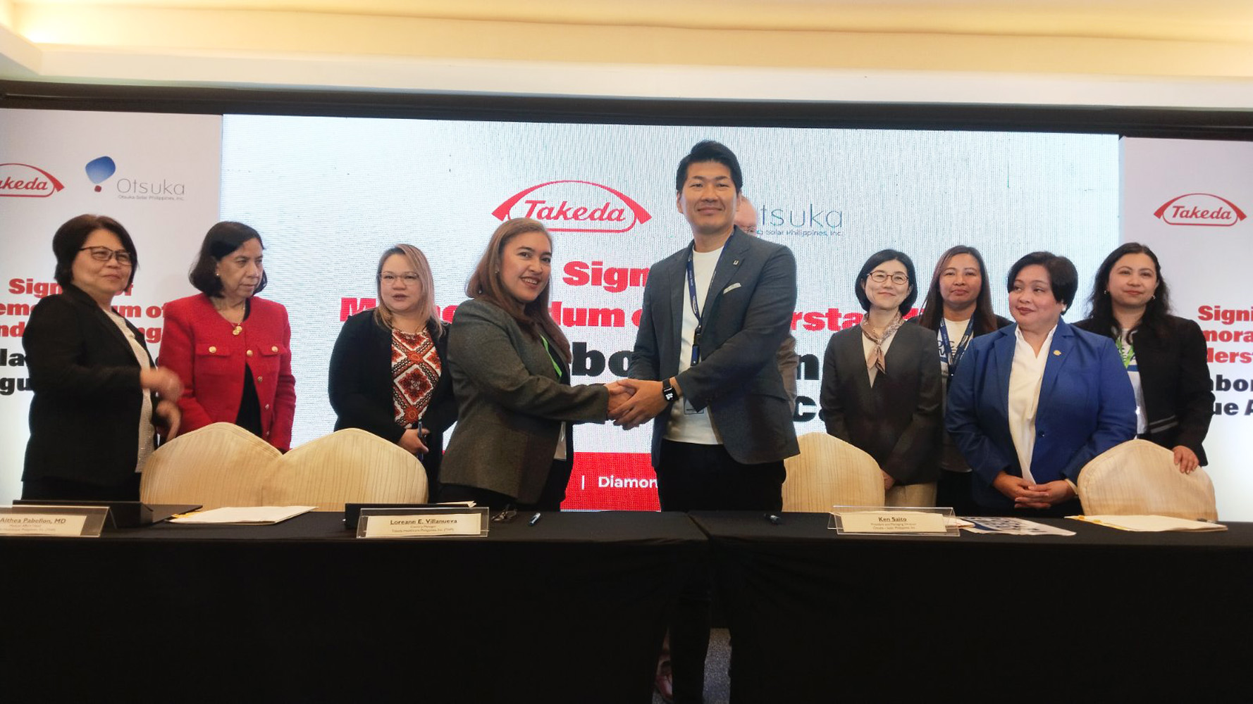 デング熱感染対策向け啓蒙事業で提携合意書に署名した武田ヘルスケアと大塚ソーラーの代表者ら=マニラ市で6日、ロビーナ・アシド撮影