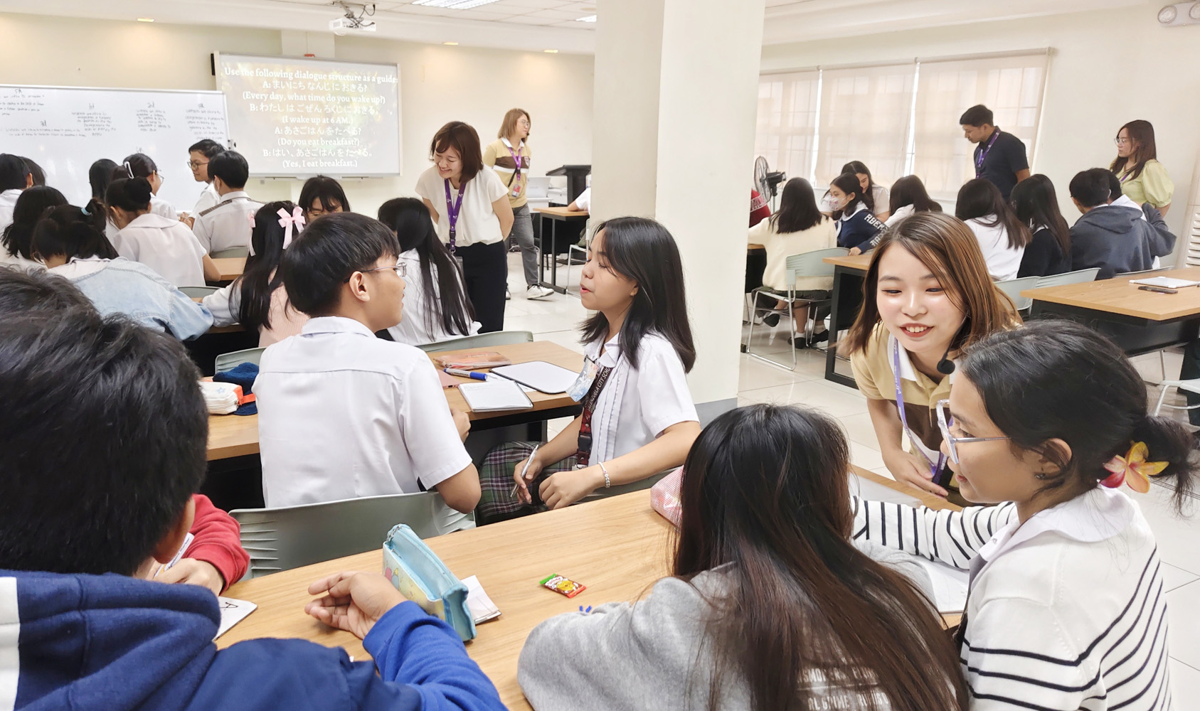 日本語の授業でグループ練習を見て回る郡志さら翼さん(写真右の手前向きの女性)=1月31日、首都圏バレンスエラ市のバレンスエラ・シティー・スクール・オブ・マセマティックス・アンド・サイエンス高校で岡田薫撮影